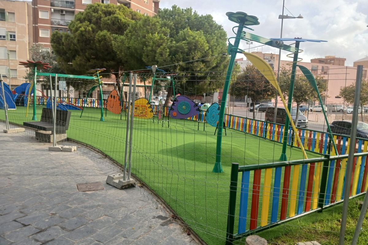 nuevas áreas infantiles del Parque de los Juncos, cerradas aún al uso con vallado perimetral.