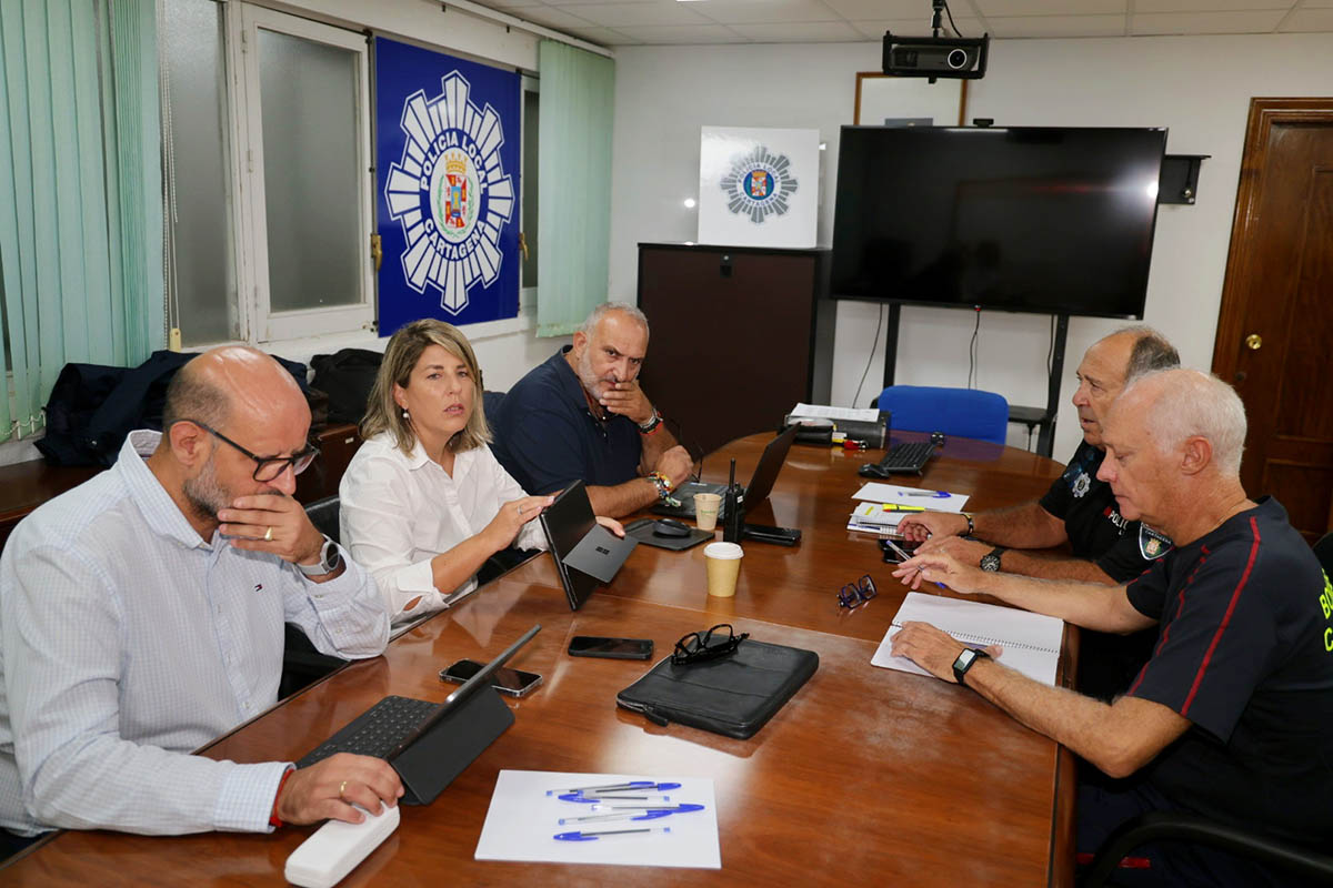 Operarios municipales trabajan para recuperar la normalidad en Cartagena, sigue activo el aviso rojo por lluvias