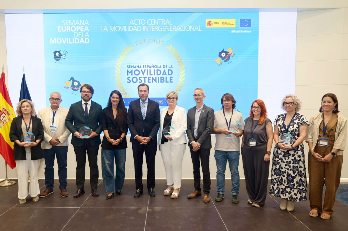 El ministro Puente recibe la exigencia de la alcaldesa Arroyo por el aislamiento ferroviario de Cartagena en la entrega de premios nacionales de la movilidad