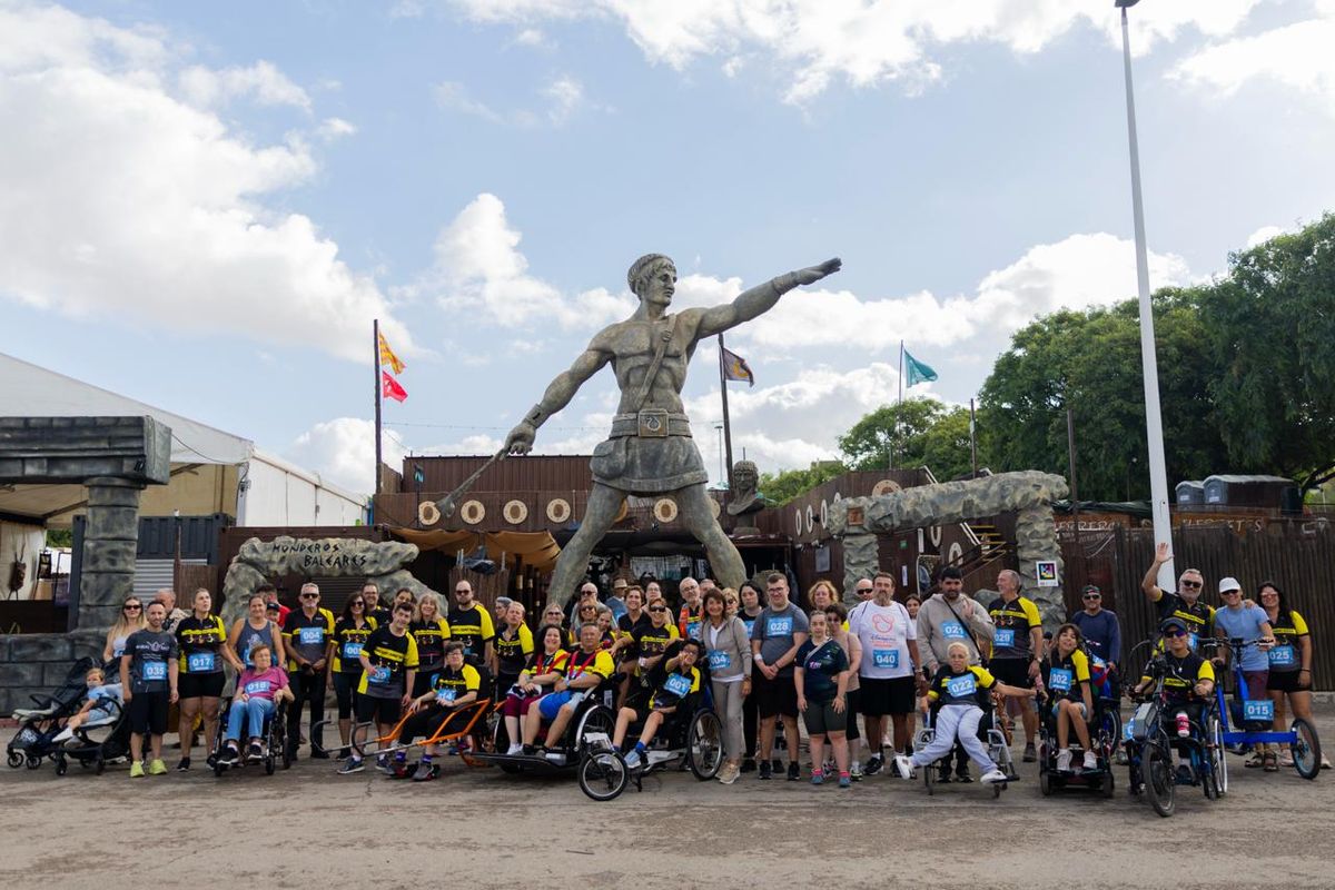 Centenares de personas participan en las rutas De Faro a Faro y en la marcha accesible de Zancadas sobre Ruedas