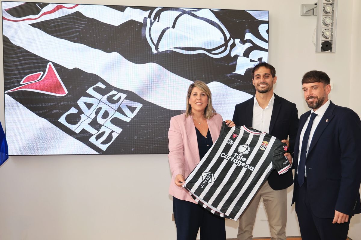 El FC Cartagena presenta la nueva equipación de esta temporada a la alcaldesa