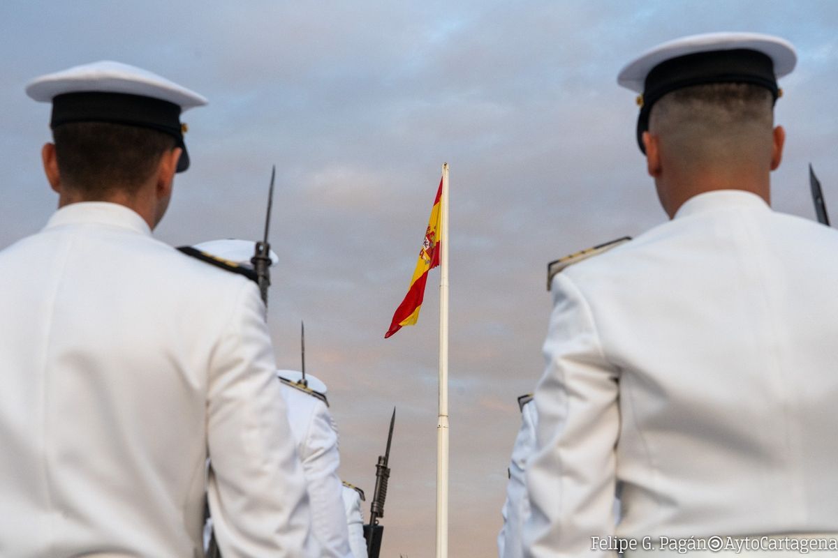 Acto de la Armada en la explanada del Puerto