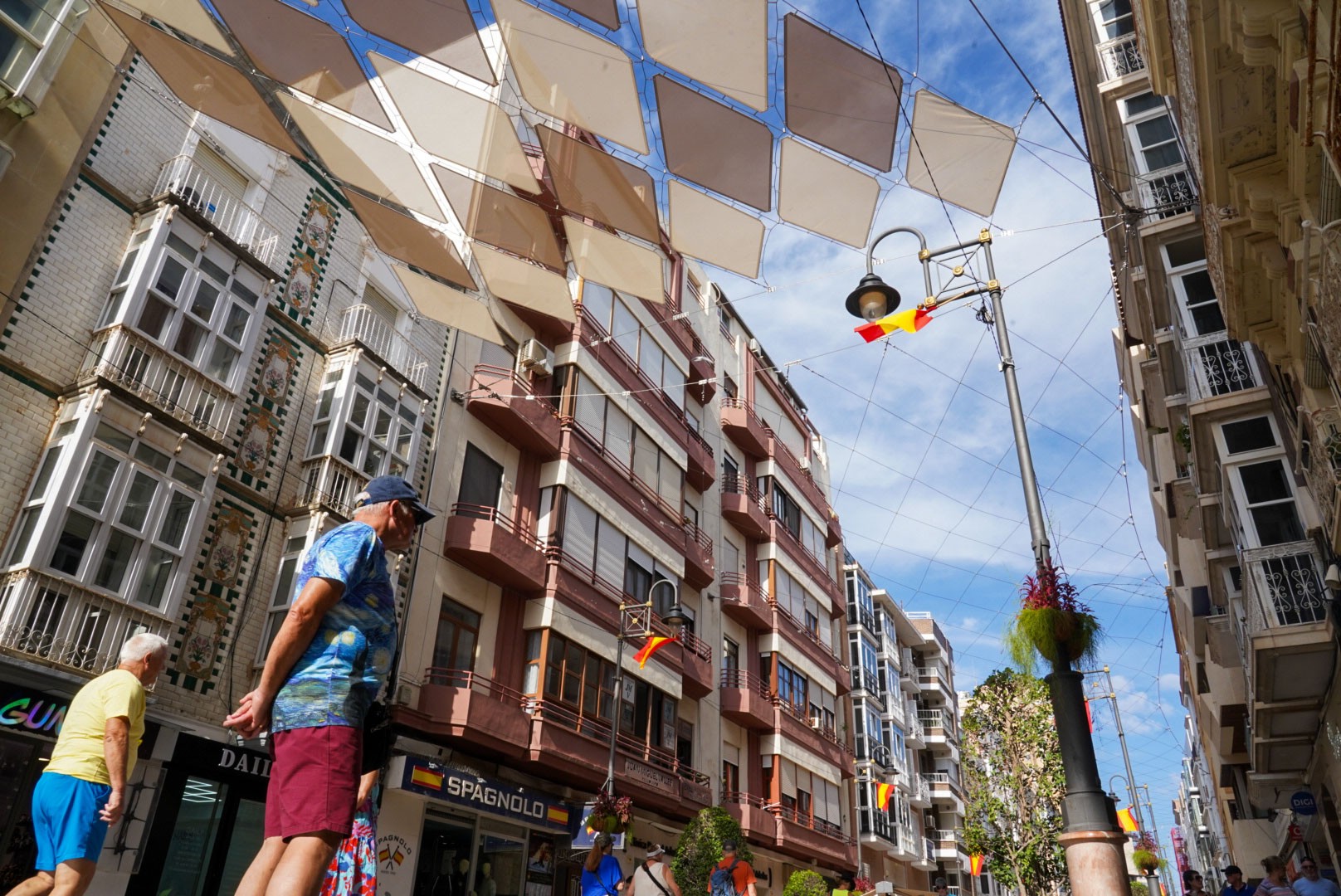 Comienza la retirada del sombraje de la calle del Carmen