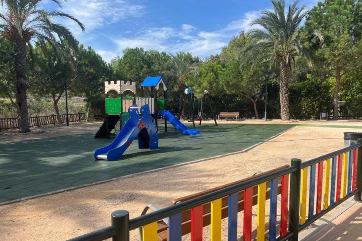 En funcionamiento la nueva área de juegos infantiles de la calle Calasparra de Canteras