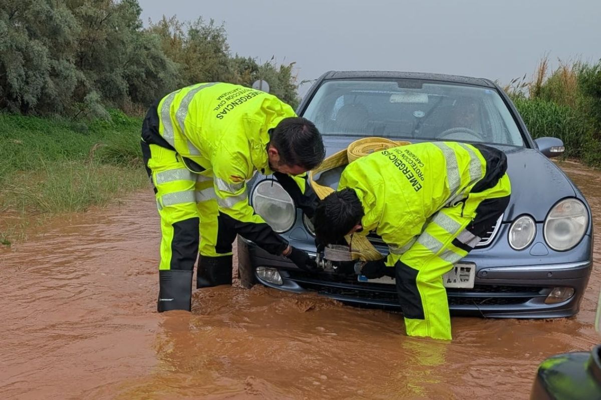 Protección Civil remolca un vehículo en una carretera de Los Nietos anegada de agua este 17 de octubre de 2026.