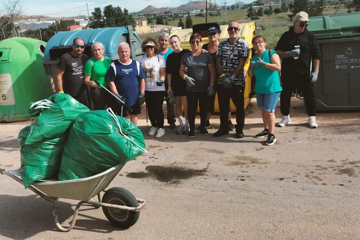Los vecinos de Vista Alegre retiran más de 300 kilos de residuos en una jornada de convivencia y limpieza ambiental