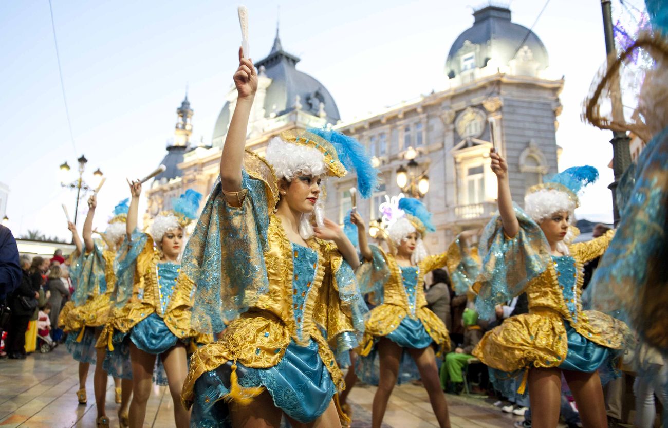 Las plumas, el baile y la música protagonizaron el Pasacalles del Carnaval de Cartagena