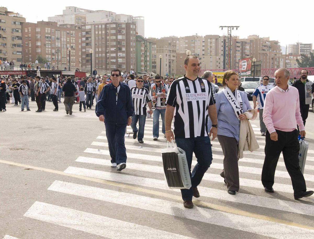 Aficionados acudiendo a pie a un partido del  FC Cartagena en el Cartagonova