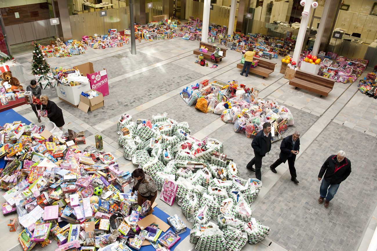 Entrega de juguetes para la campaa navidea en San Miguel