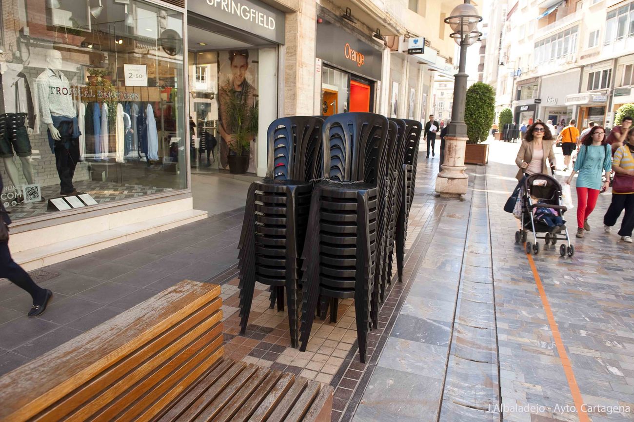 Sillas de Semana Santa en la calle del Carmen