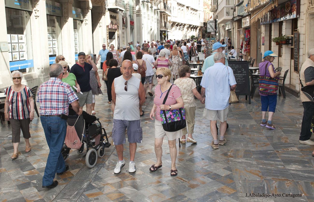 Turistas por las calles de la ciudad