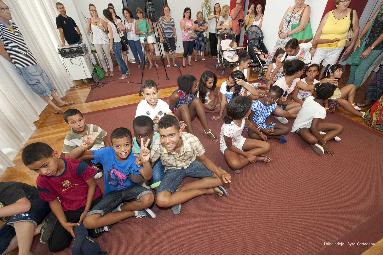 La alcaldesa recibe a 41 nios saharauis 