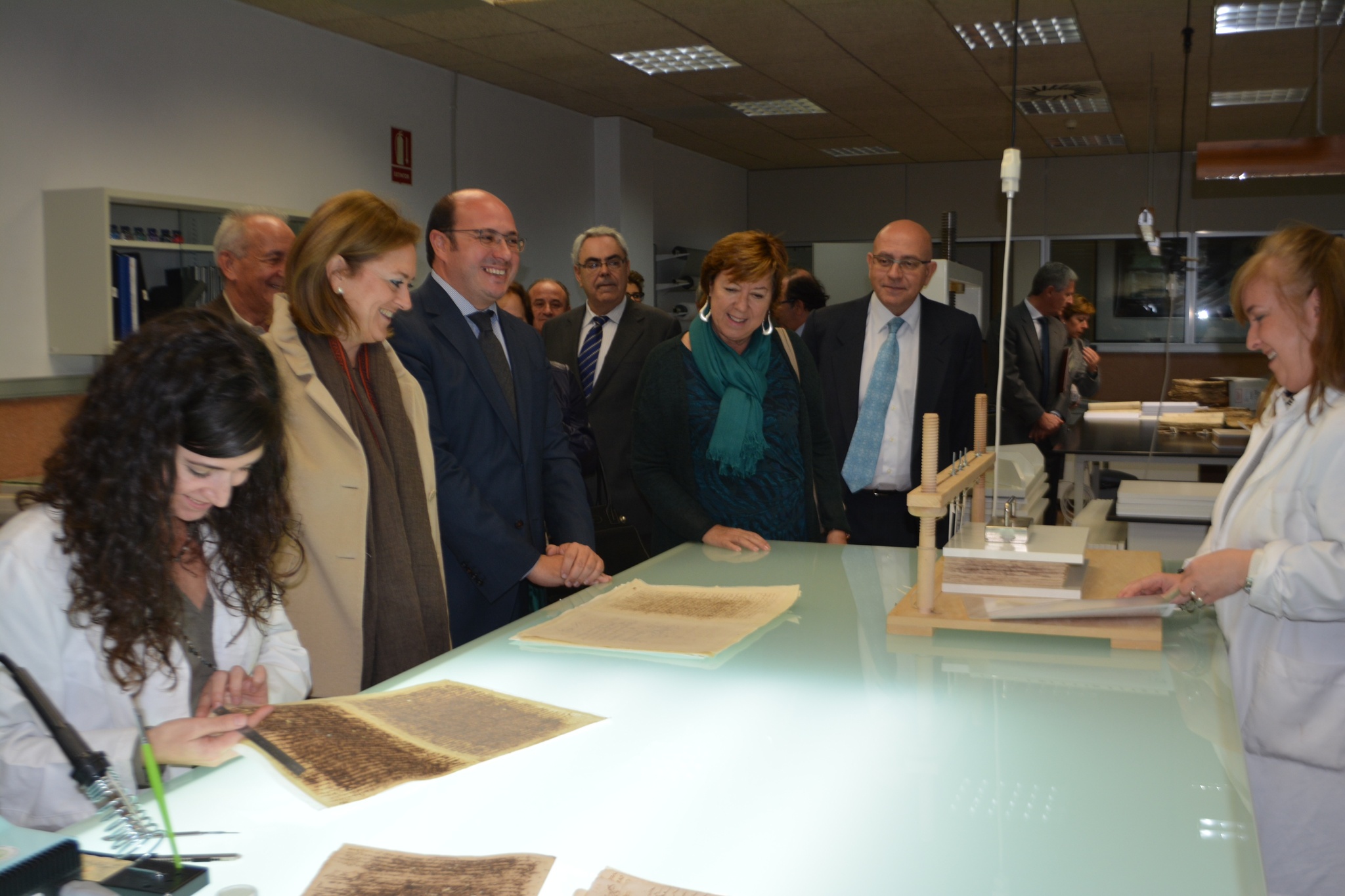 La alcaldesa visita las instalaciones donde sern restauradas los protocolos notariales