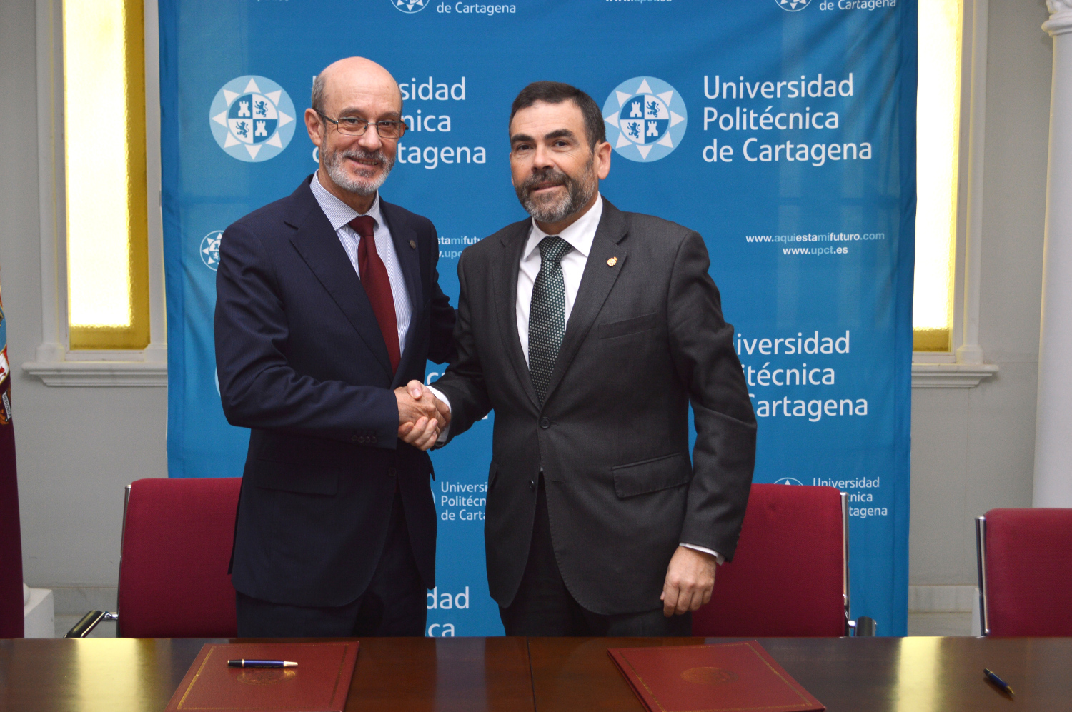 El alcalde y el rector de la UPCT tras la firma del convenio