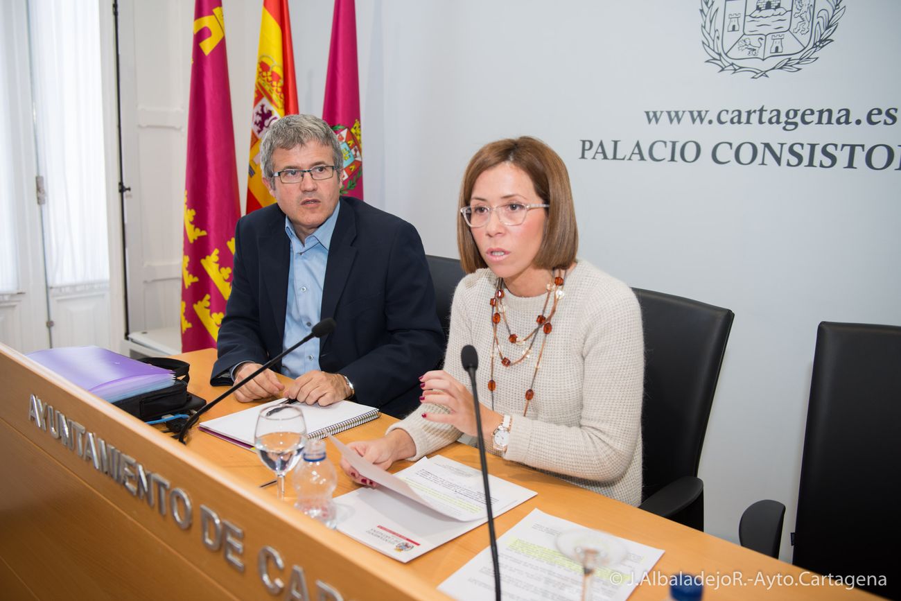 Imagen de archivo de Ana Beln Castejn y Diego Pearrubia en rueda de prensa