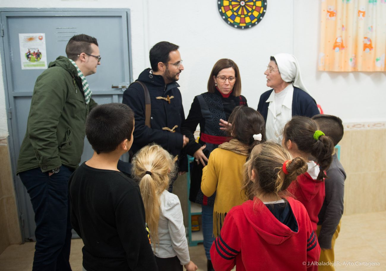 Visita de la vicealcaldesa y el concejal de Educacin a la ludoteca de Critas en Lo Campano