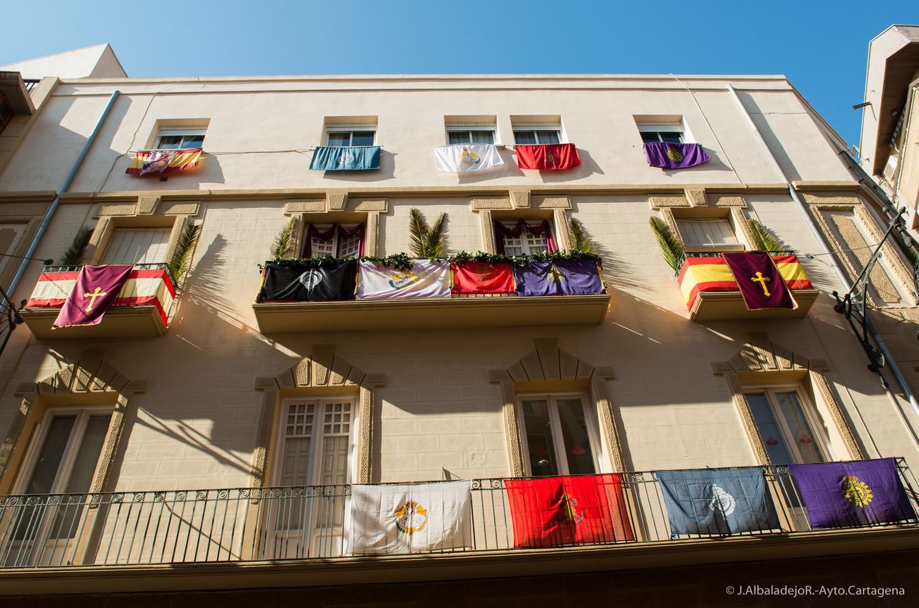 Engalanamiento de balcones con motivo de la Semana Santa