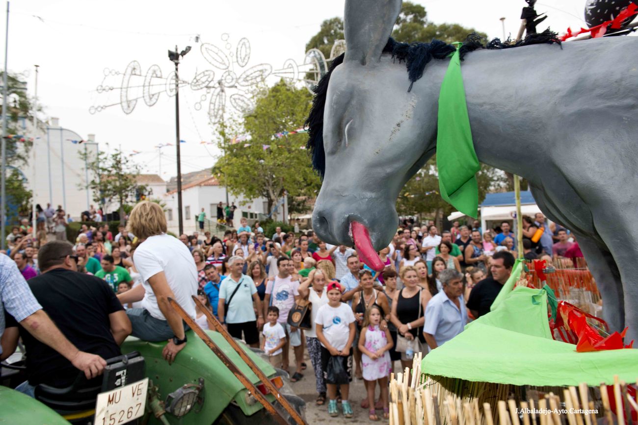 Imagen de archivo. Fiestas de Pern 2015, desfile y subida del burro al campanario