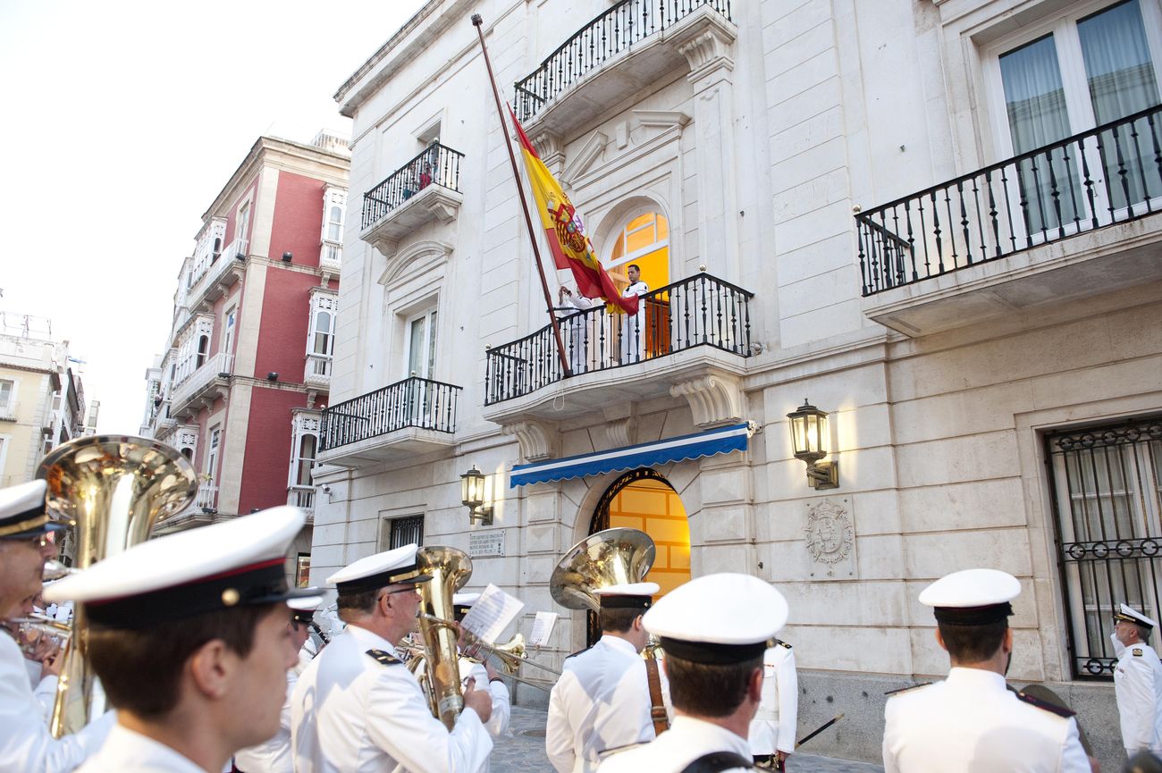 Arriado solemne de bandera del mes de mayo en Capitana General