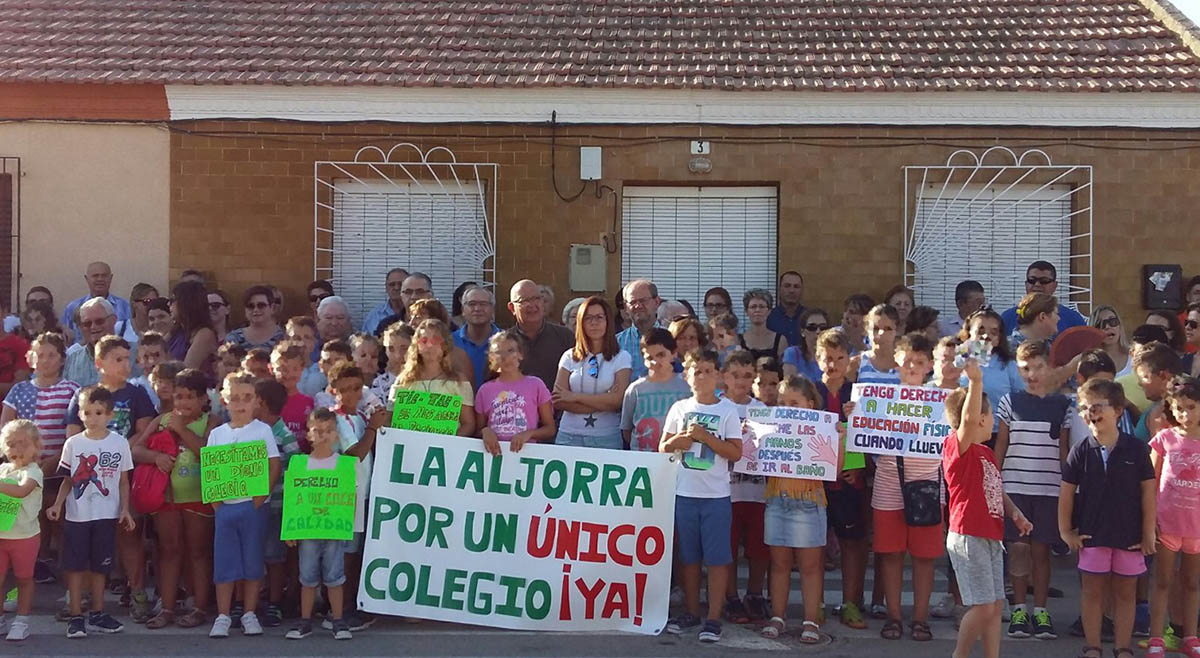 La vicealcaldesa, junto a los vecinos de La Aljorra durante su reivindicacin de un nuevo colegio