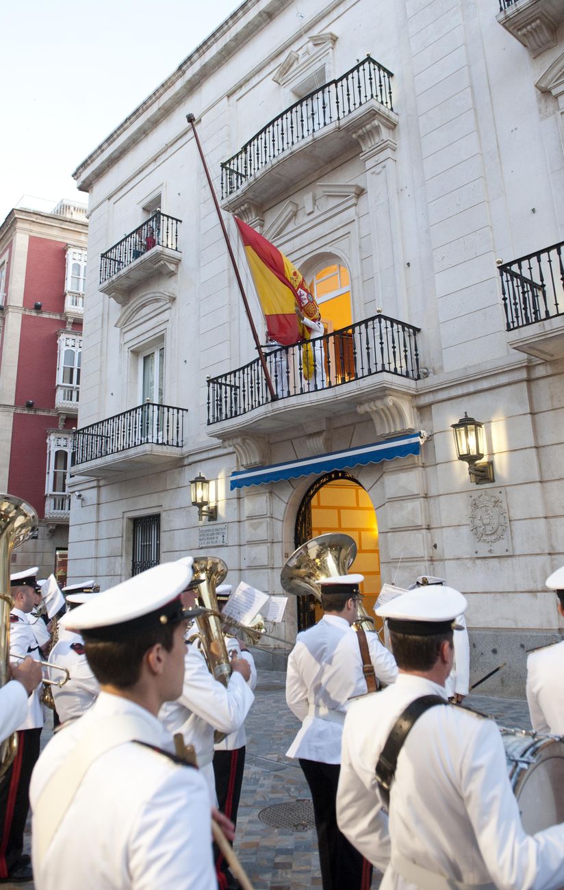 Arriado solemne de bandera del mes de mayo en Capitanía General