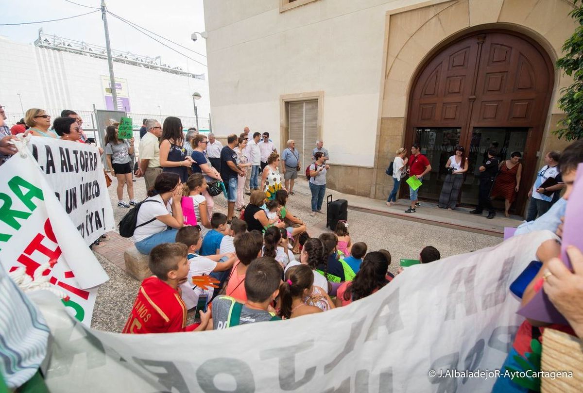 Manifestacin de vecinos de La Aljorra ante San Esteban