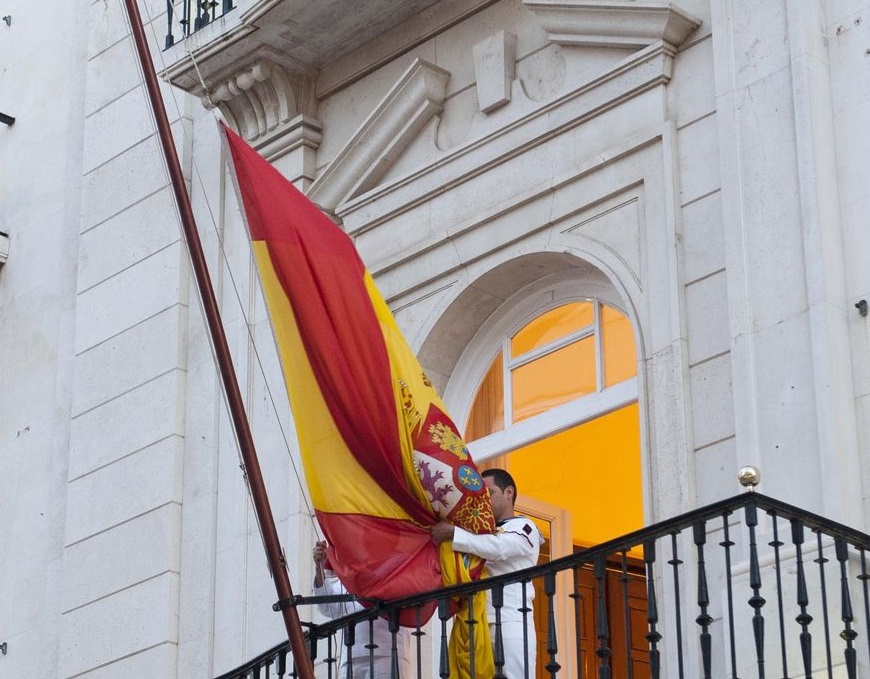 Imagen de archivo sobre arriado solemne de Bandera en Capitanía 