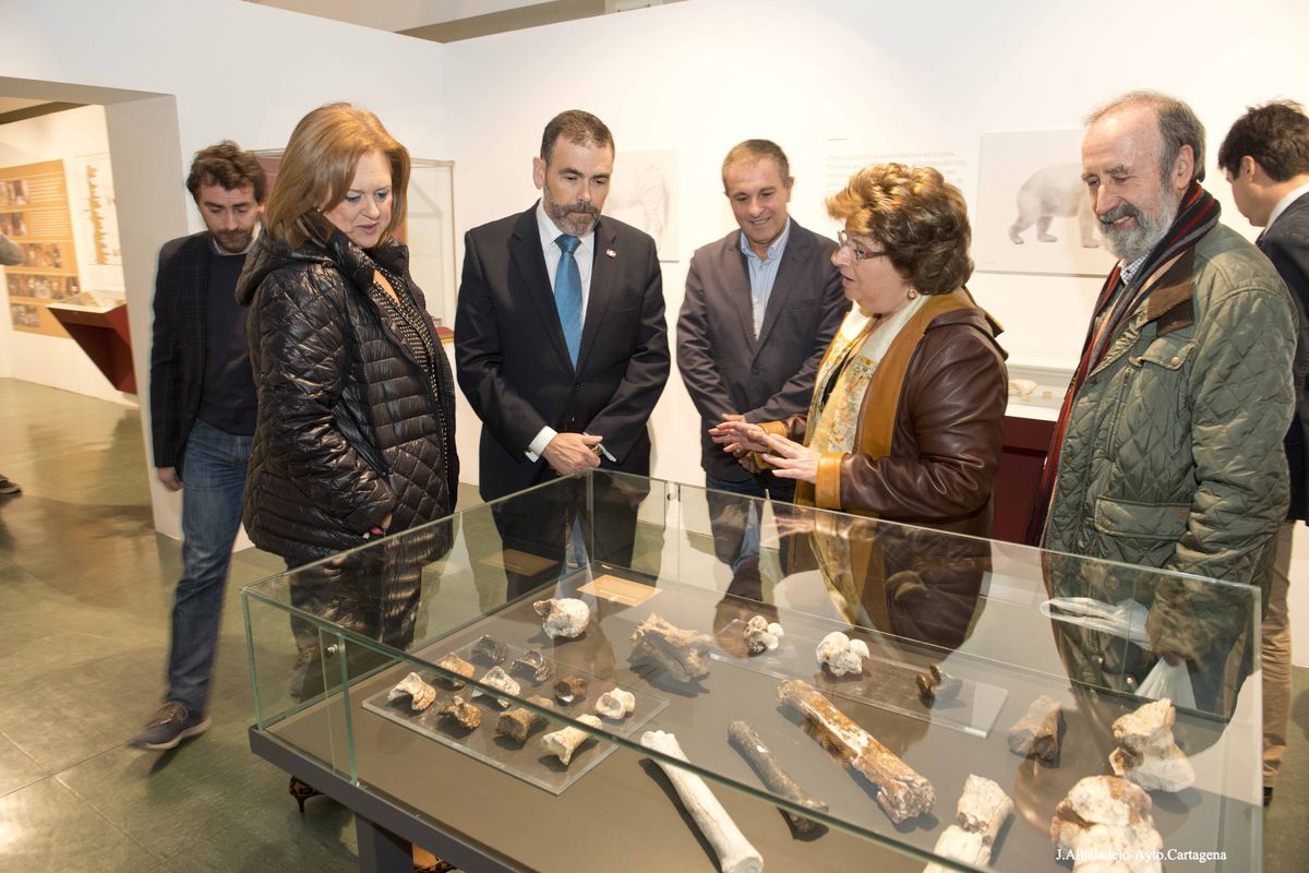 Inauguracin de la exposicin  de Cueva Victoria