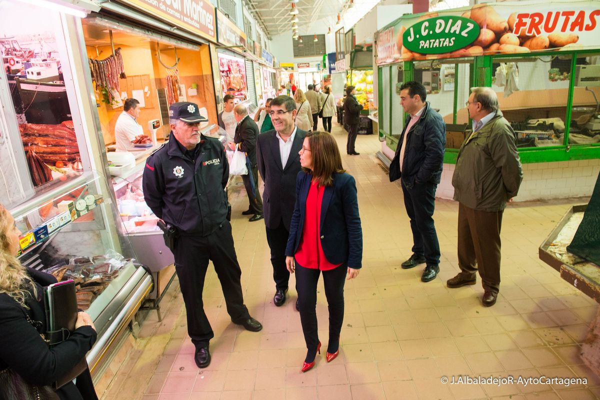 Visita de la vicelacaldesa, Ana Beln Castejn, y Francisco Aznar, al Mercado de Santa Florentina