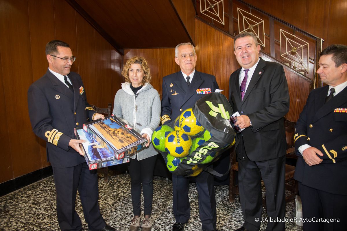 Apertura del punto de recogida de juguetes de la Armada en el Arsenal Militar