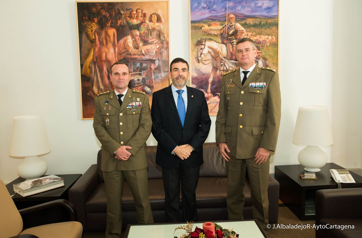 Visita de Enrique Silvela, nuevo coronel del Regimiento de Artillera