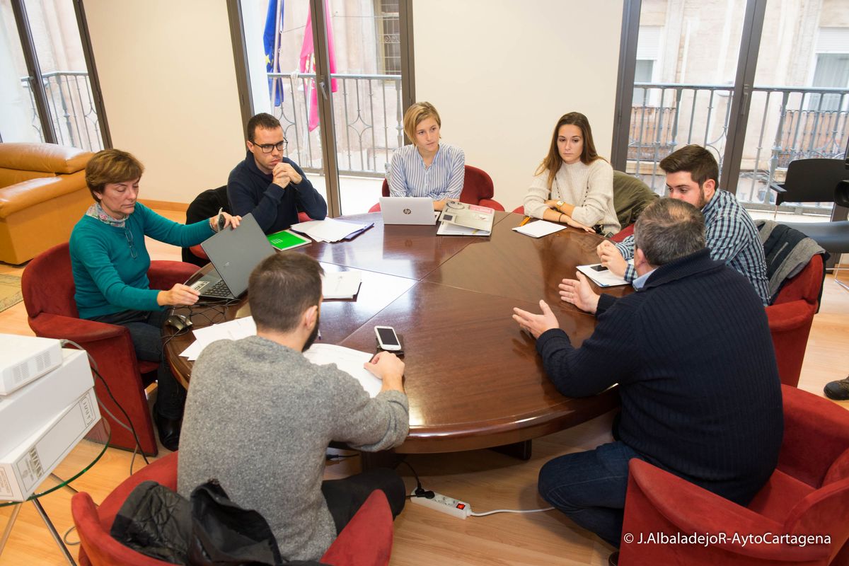 Mesa redonda de jvenes para el Pacto por la Noche