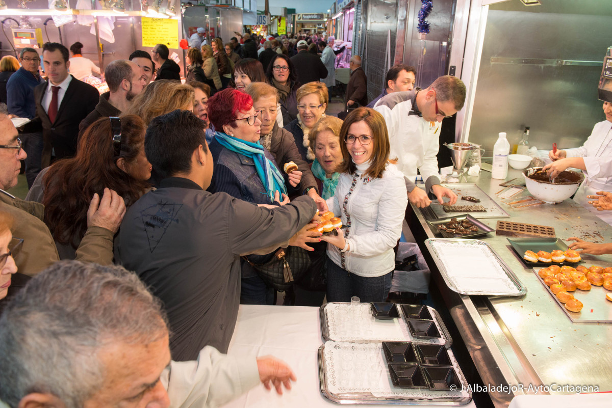 Visita de Ana Beln Castejn a la degustacin de platos preparados por alumnos de Hostelera en Mercado Santa Florentina