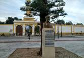 Monumentos al maestro �lvarez en la plaza del Rey