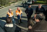 Jos Lpez visita las obras de reparacin del muro de la carretera RM E-22