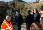 Jos Lpez visita las obras de reparacin del muro de la carretera RM E-22