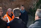 Jos Lpez visita las obras de reparacin del muro de la carretera RM E-22