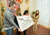 Entrega de cheque a la ganadora de la Campaa Navidea del rea Comercial La Milla