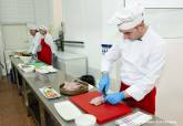 Demostracin de los alumnos del Curso de Cocina y Restauracin de la ADLE 