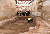 Visita del alcalde y el concejal de patrimonio arqueolgico a los trabajos que se realizan en el anfiteatro