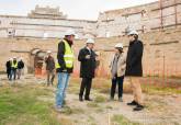 Visita del alcalde y el concejal de patrimonio arqueolgico a los trabajos que se realizan en el anfiteatro