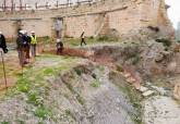 Visita del alcalde y el concejal de patrimonio arqueolgico a los trabajos que se realizan en el anfiteatro