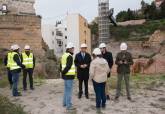 Visita del alcalde y el concejal de patrimonio arqueolgico a los trabajos que se realizan en el anfiteatro