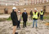 Visita del alcalde y el concejal de patrimonio arqueolgico a los trabajos del anfiteatro