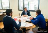 Reuni�n del alcalde con miembros de la directiva de R-Inicia-T