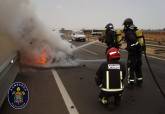 Incendio en un veh�culo en la v�a r�pida de La Manga