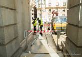 Desmontaje de la rampa de acceso al Palacio Consistorial para su traslado a la Iglesia de Santa Mar�a