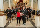 La vicealcaldesa recibe a la expedici�n del Hellingdal FK