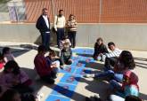 El concejal de Educación inaugura los nuevos juegos tradicionales del CEIP Carthago