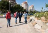 El alcalde visita los trabajos de acondicionamiento de la zona ajardinada frente al Palacio de Deportes